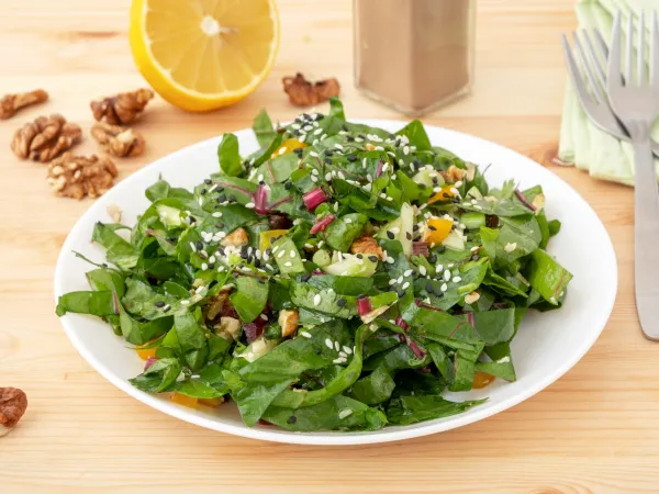 Фото готового блюда: Салат из свекольной ботвы