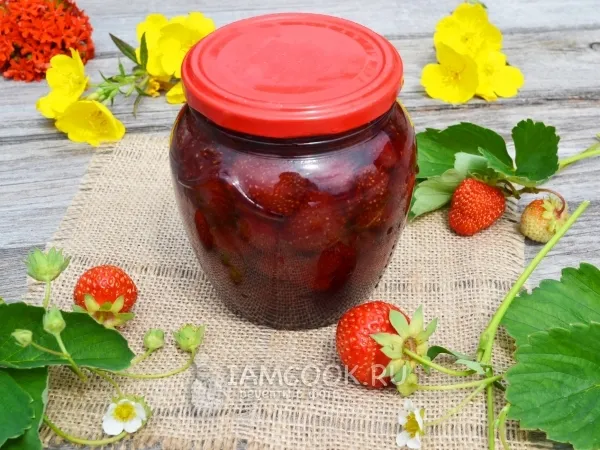 Фото готового блюда: Варенье из клубники с цельными ягодами на зиму