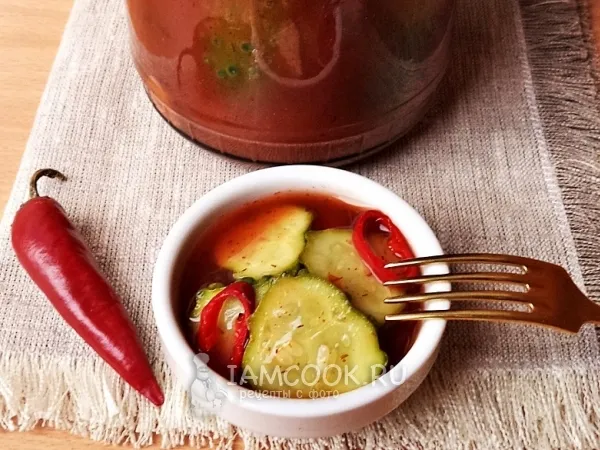 Фото готового блюда: Огурцы с кетчупом и перцем чили