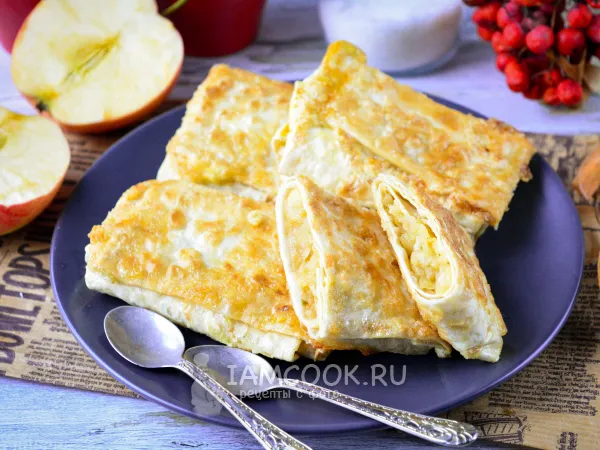 Фото готового блюда: Конвертики из лаваша с яблоками на сковороде