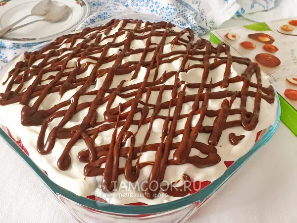 Фото готового блюда: Шоколадный трайфл с клубникой и сливками