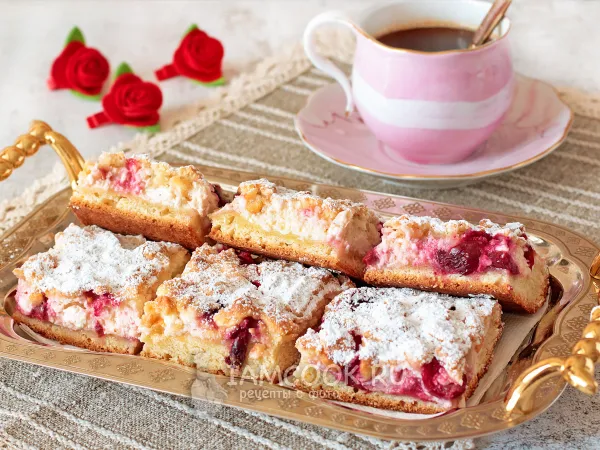 Фото готового блюда: Тертый пирог с творогом и вишней