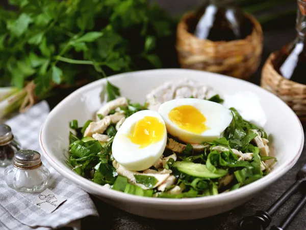 Фото готового блюда: Салат из щавеля с курицей