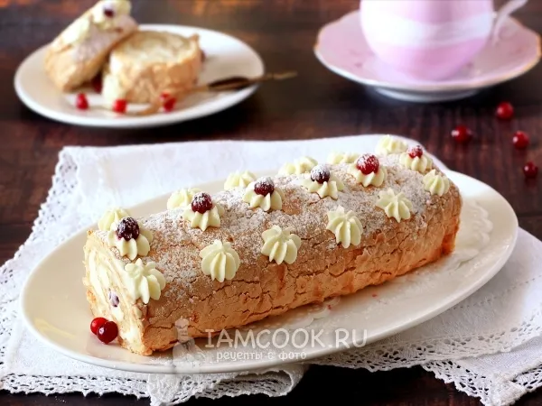 Фото блюда: Меренговый рулет со сливочным кремом и клюквой