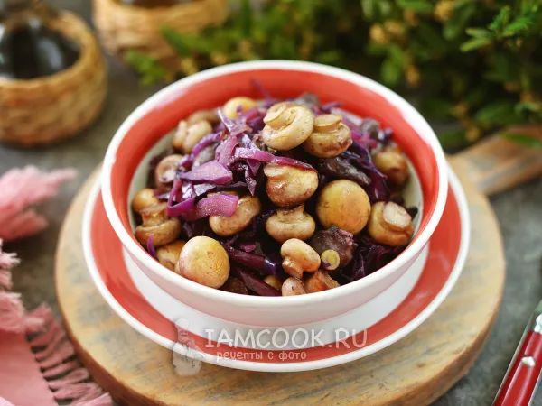 Фото готового блюда: Тушеная красная капуста с куриными сердечками и грибами