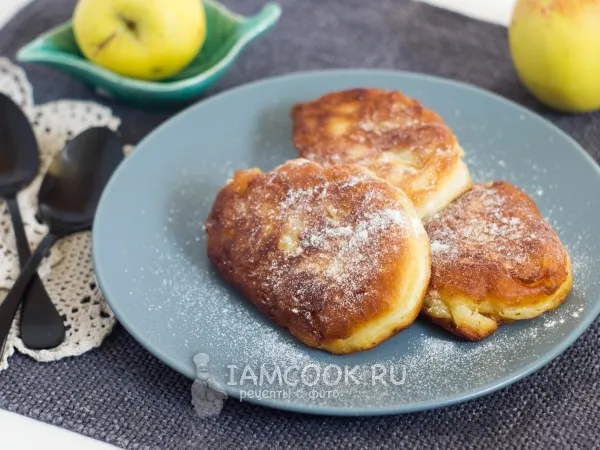 Фото готового блюда: Пышные оладьи на сметане с яблоками (без яиц)