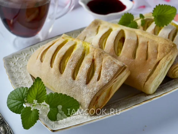 Фото готового блюда: Слойки из слоеного дрожжевого теста с творогом