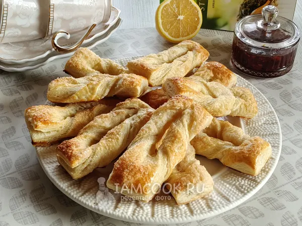 Фото готового блюда: Хворост из слоеного теста в духовке