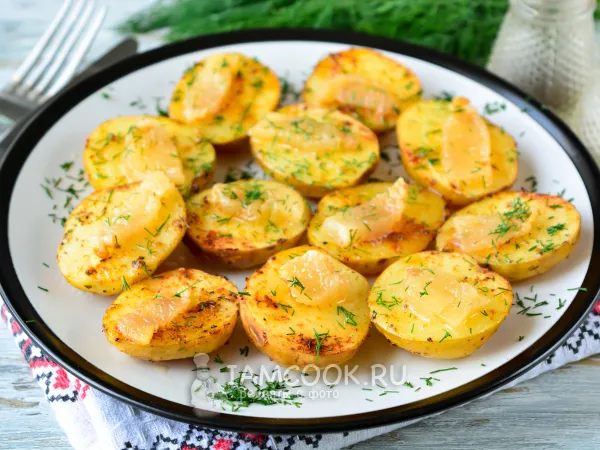Фото готового блюда: Молодая картошка с салом в духовке
