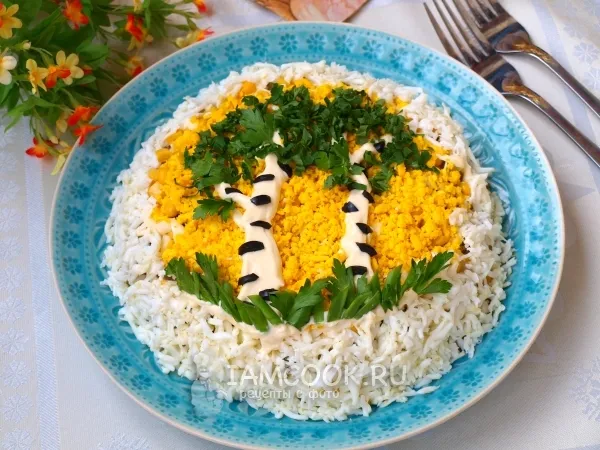 Фото готового блюда: Салат «Березка» с куриным филе и огурцами