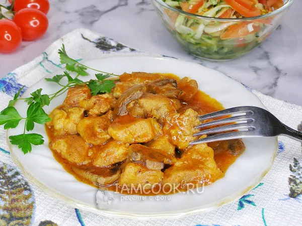 Фото блюда: Свинина с грибами в томатном соусе