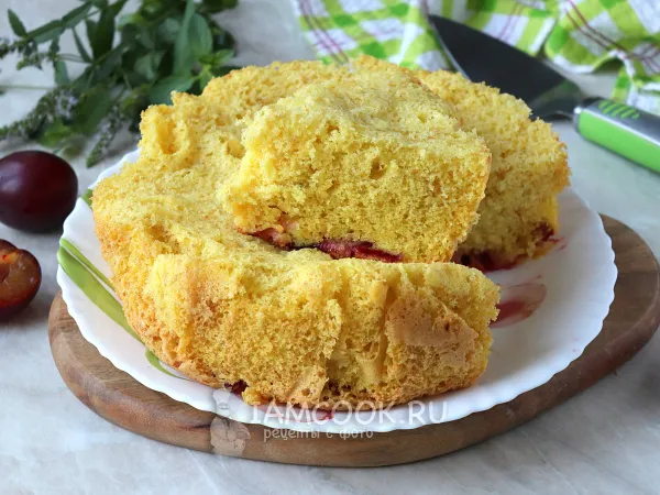 Фото блюда: Шарлотка со сливами в мультиварке