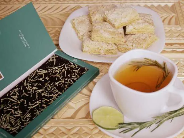 Фото готового блюда: Чай с лимоном, имбирём и розмарином