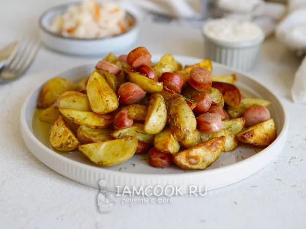 Фото готового блюда: Картошка с сосисками в аэрогриле