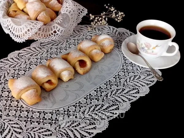 Фото готового блюда: Дрожжевые рогалики на маргарине и молоке с повидлом