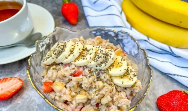 Фото блюда: Овсяная каша с бананом и клубникой
