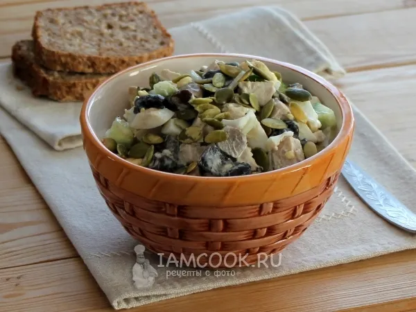 Фото готового блюда: Салат с курицей, грибами и огурцами