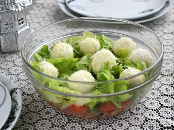 Фото готового блюда: Салат со «снежками» из феты