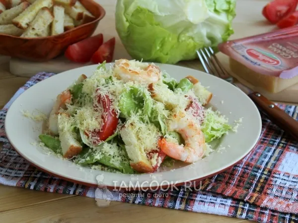 Фото готового блюда: Салат «Цезарь» с креветками