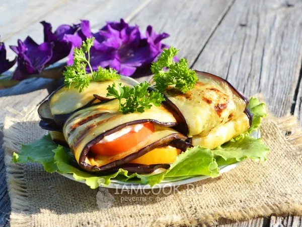 Фото блюда: Конвертики из баклажанов с помидорами и плавленым сыром