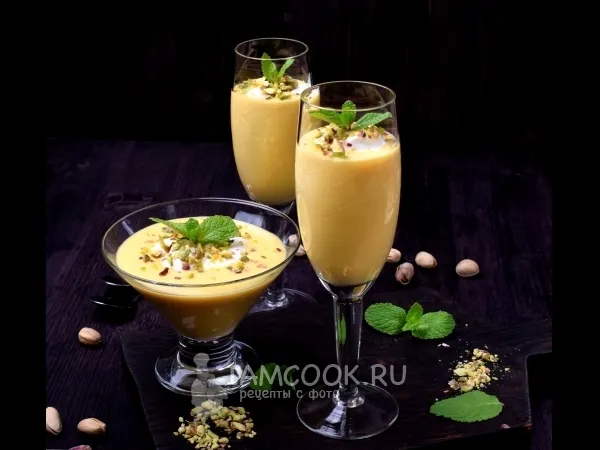 Фото готового блюда: Йогуртовый десерт с консервированным манго и фисташками