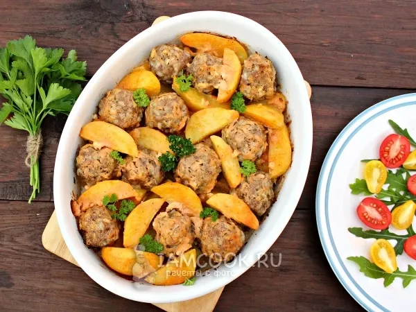 Фото готового блюда: Тефтели с картошкой в духовке