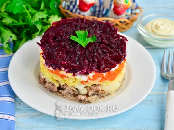 Фото готового блюда: Салат «Под шубой» с консервами (сардины)