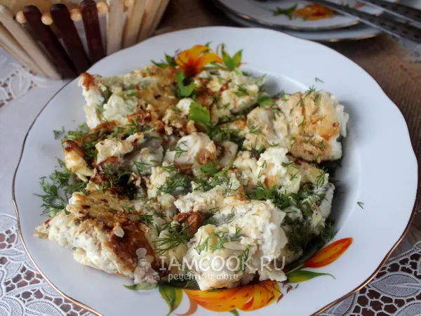 Фото готового блюда: Минтай в омлете на сковороде