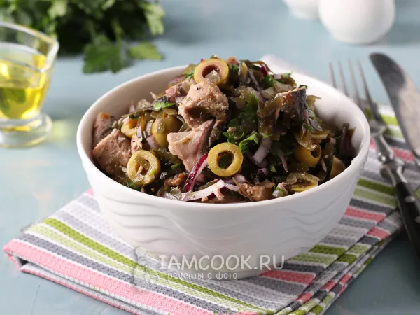Фото готового блюда: Салат с морской капустой и тунцом
