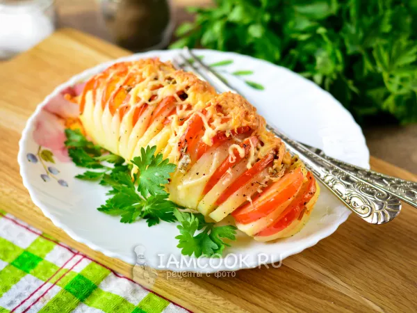 Фото готового блюда: Картошка-гармошка с помидорами в духовке