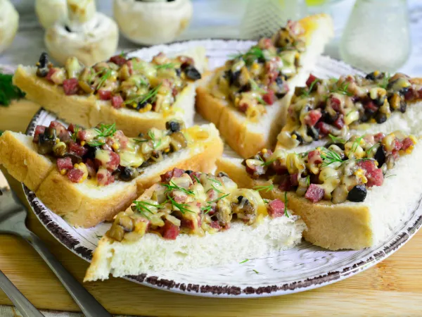 Фото готового блюда: Горячие бутерброды с колбасой и грибами (шампиньонами)