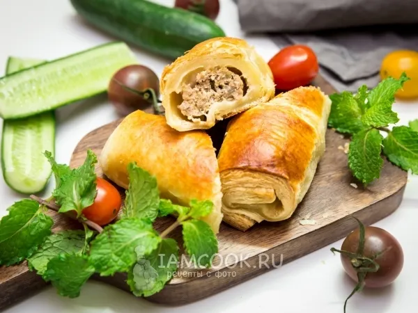 Фото готового блюда: Пирожки с мясом из слоеного теста в духовке
