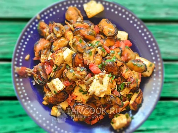 Фото готового блюда: Горячий салат с мидиями