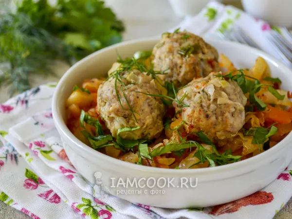 Фото блюда: Фрикадельки с капустой в мультиварке (тушеные)