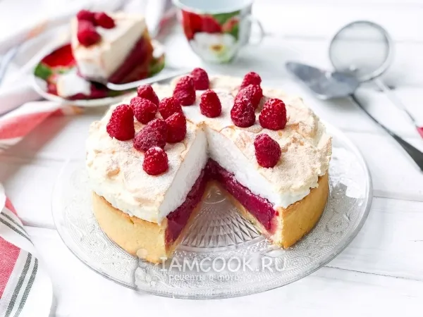 Фото готового блюда: Тарт с малиновым кремом и меренгой