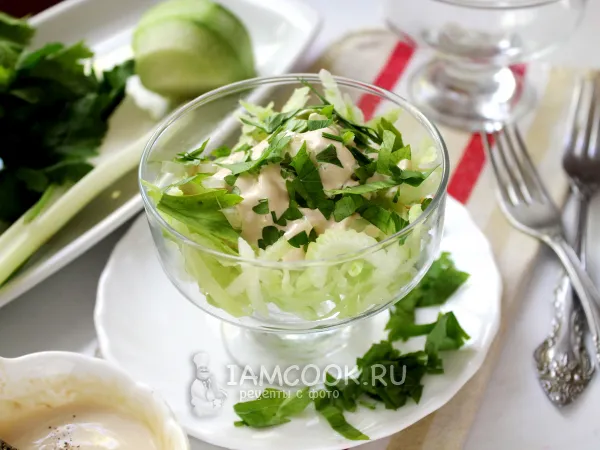 Фото готового блюда: Салат из редьки и сельдерея