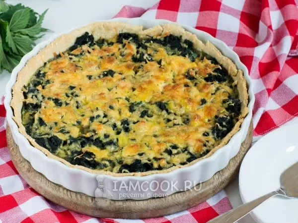 Фото блюда: Пирог с крапивой и сырным соусом