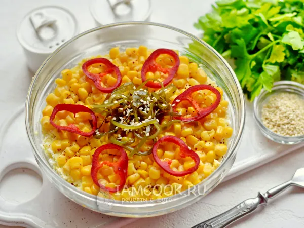 Фото готового блюда: Салат «Морское дно» с крабовыми палочками и морской капустой