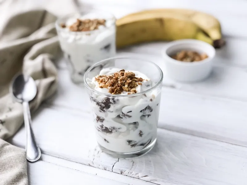 Фото готового блюда: Десерт с банановым бисквитом и творогом