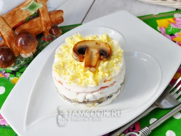 Фото готового блюда: Салат с шампиньонами и сыром