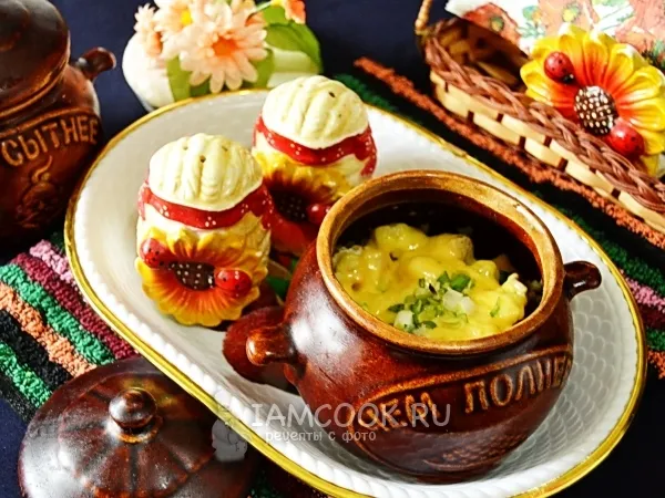 Фото блюда: Курица с картошкой и грибами в горшочках