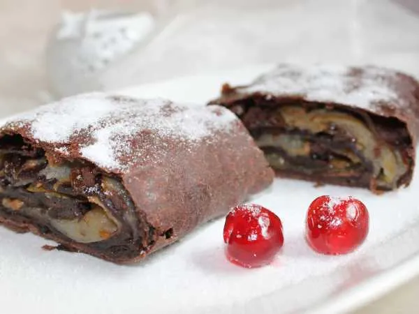 Фото готового блюда: Шоколадный штрудель с грушей