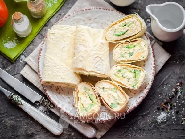 Фото готового блюда: Рулет из лаваша с курицей и плавленым сыром