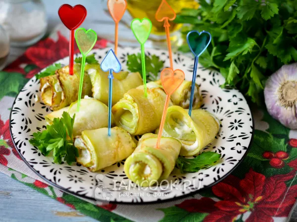 Фото готового блюда: Рулетики из кабачков с чесноком