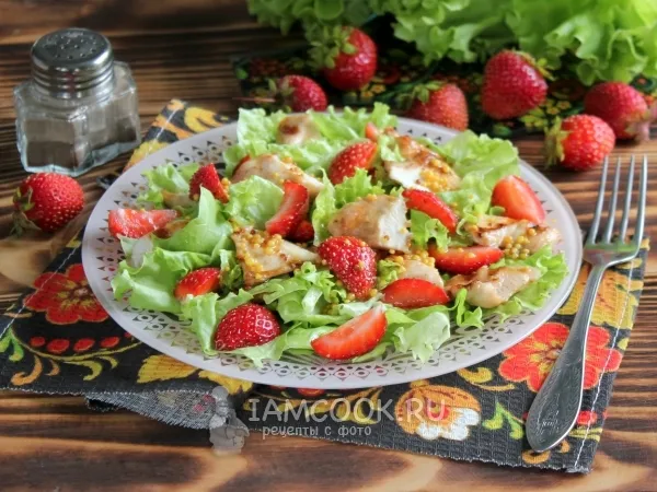 Фото блюда: Салат с клубникой и курицей
