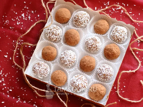 Фото готового блюда: Конфеты из фиников и кокосовой стружки