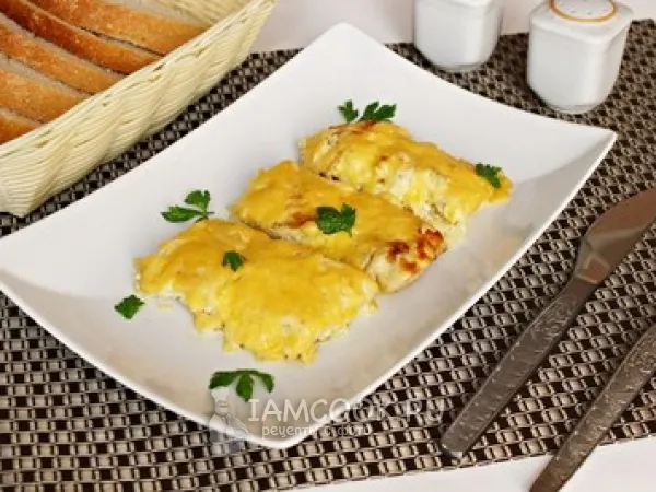 Фото готового блюда: Филе минтая со сметаной, майонезом и луком в духовке