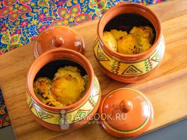 Фото готового блюда: Картошка со сметаной в горшочке