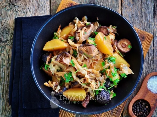 Фото готового блюда: Тушеная капуста с грибами и картошкой