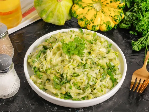 Фото готового блюда: Салат из свежих патиссонов